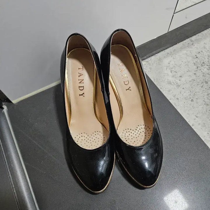 [BUNJANG] TANDY Black Enamel Gaboshi Heels / [탠디/TANDY] 블랙 에나멜 가보시 힐 235 (굽 9cm)