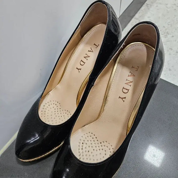 [BUNJANG] TANDY Black Enamel Gaboshi Heels / [탠디/TANDY] 블랙 에나멜 가보시 힐 235 (굽 9cm)