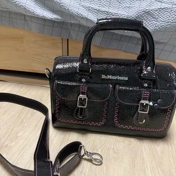 [BUNJANG] Dr. Martens Valentine Patent Leather Bag / 닥터마틴 발렌타인 가방 페이턴트 레더 블랙 에나멜