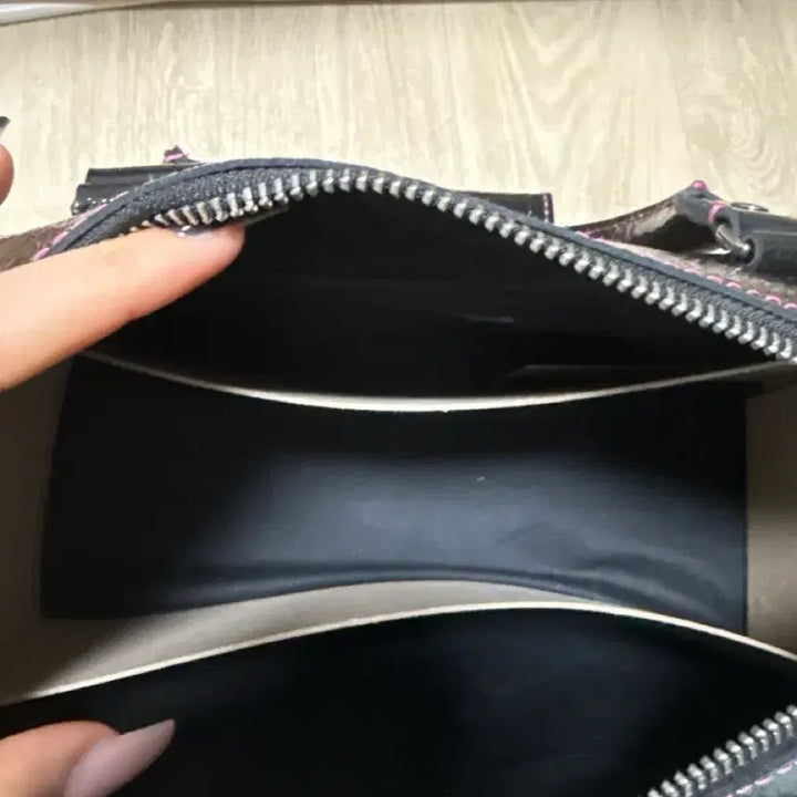 [BUNJANG] Dr. Martens Valentine Patent Leather Bag / 닥터마틴 발렌타인 가방 페이턴트 레더 블랙 에나멜