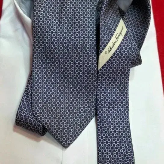 [SOLD OUT] 살바토레 페라가모 남성 넥타이 네이비 패턴