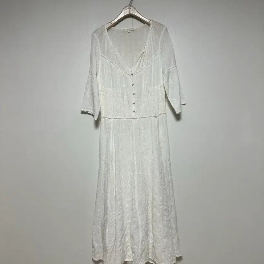 [BUNJANG] Maje White Embossed Cotton Maxi Dress / 마쥬 화이트 엠보 코튼 맥시 원피스