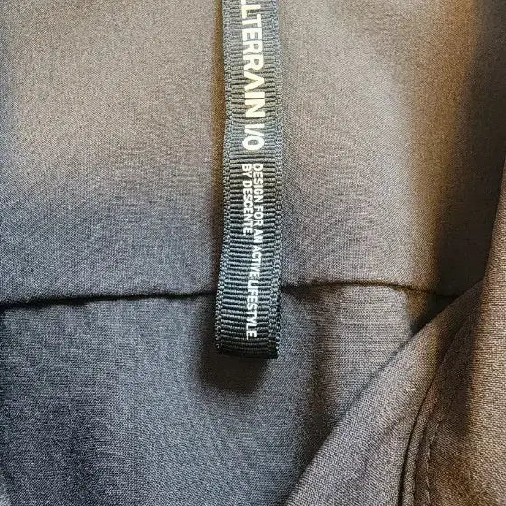 [SOLD OUT] 데상트 [ALTERRAIN I/O] 블랙 반팔 셔츠