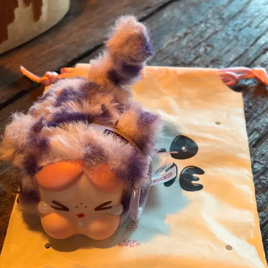 [BUNJANG] Pop Mart Crybaby Leopard Neon Cat Keychain / [팝마트 정품] 크라이베이비 표범냥이 네온냥이 인형 키링