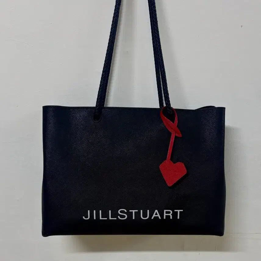 [SOLD OUT] 질스튜어트 블랙 쇼퍼백 하트참 장식