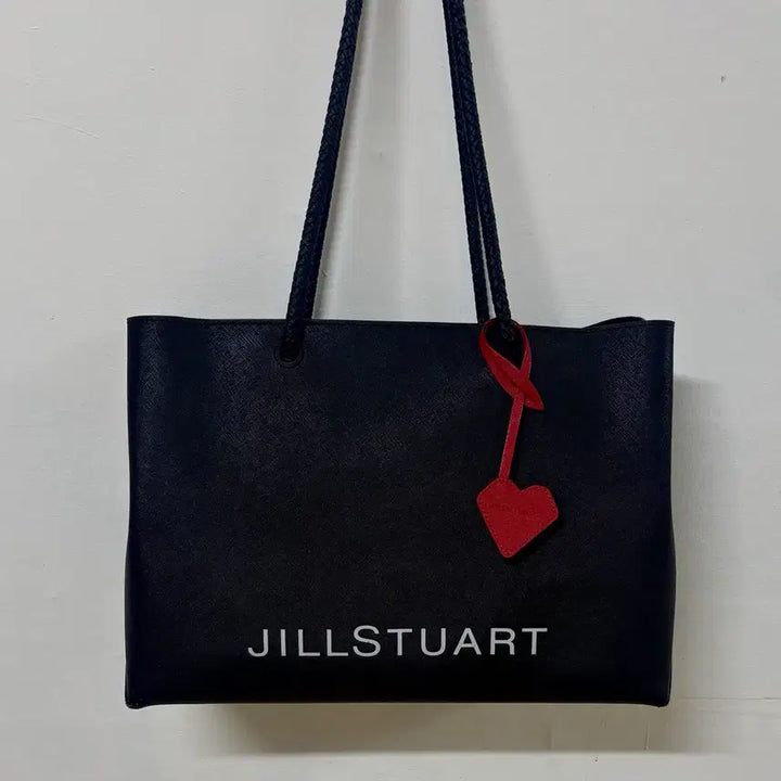 [SOLD OUT] 질스튜어트 블랙 쇼퍼백 하트참 장식