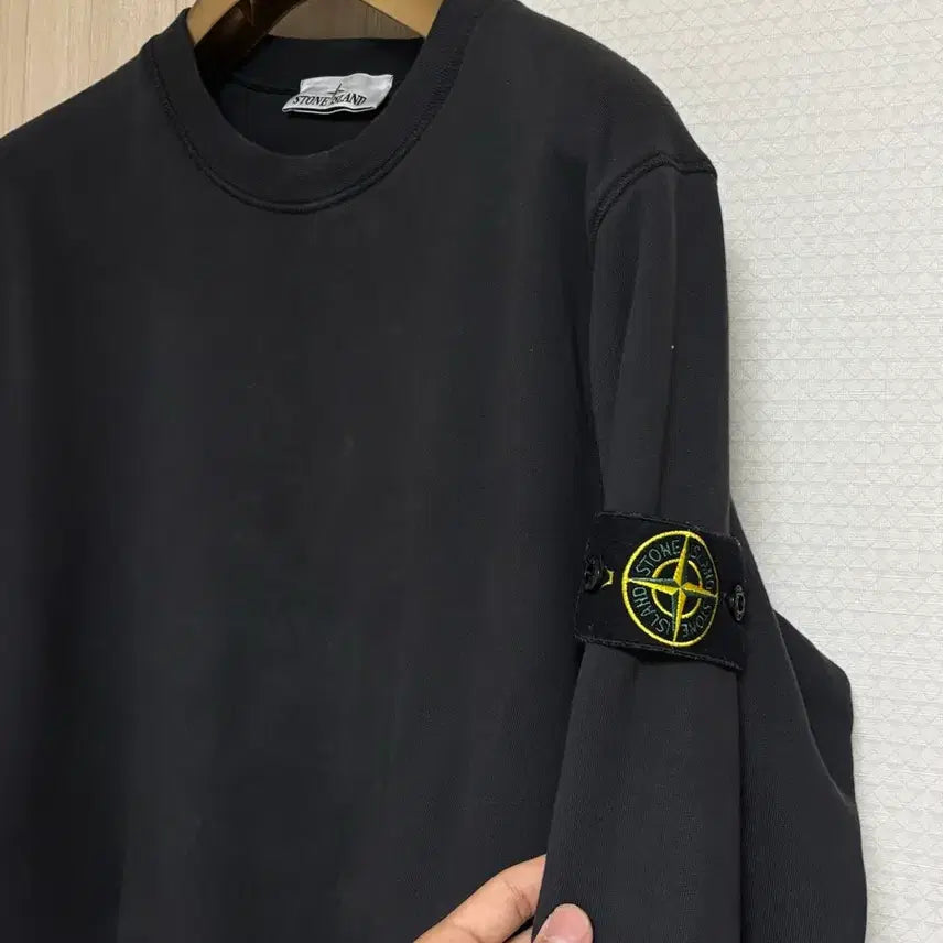 [SOLD OUT] [25년식/L/그레이] 스톤아일랜드 맨투맨 차콜 그레이 L사이즈