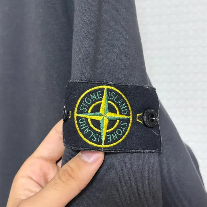 [SOLD OUT] [25년식/L/그레이] 스톤아일랜드 맨투맨 차콜 그레이 L사이즈