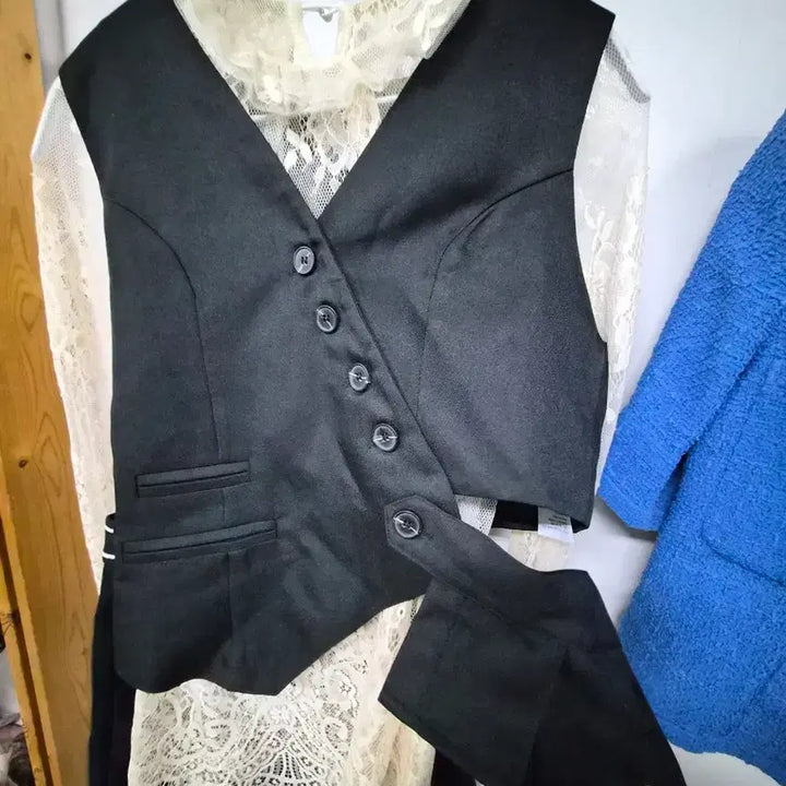[BUNJANG] Missha Asymmetrical Frill Vest / 미샤 언발 프릴 베스트