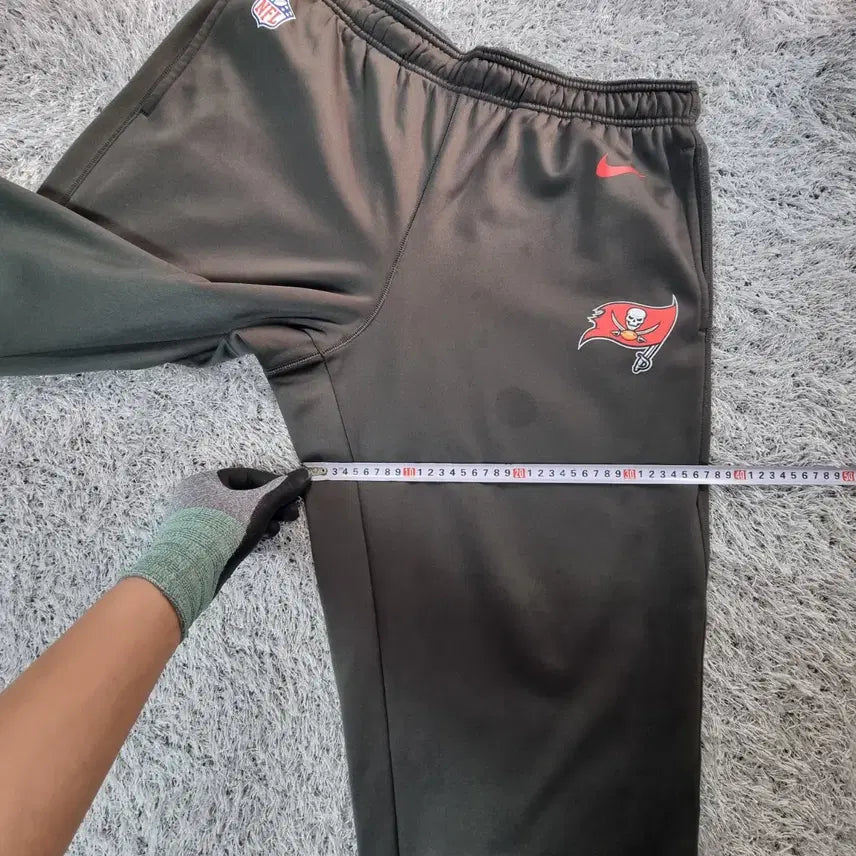 [BUNJANG] Nike Tampa Bay Field Travel Pants XL / 나이키 NFL 바지 온필드 어페럴 탬파베이 필드 트래블 팬츠 써마핏 XL