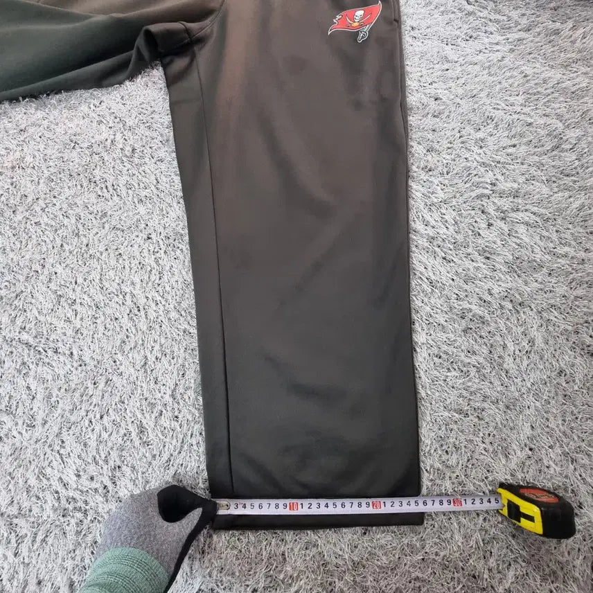 [BUNJANG] Nike Tampa Bay Field Travel Pants XL / 나이키 NFL 바지 온필드 어페럴 탬파베이 필드 트래블 팬츠 써마핏 XL
