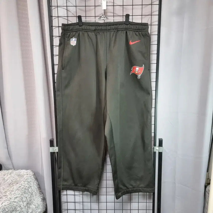 [BUNJANG] Nike Tampa Bay Field Travel Pants XL / 나이키 NFL 바지 온필드 어페럴 탬파베이 필드 트래블 팬츠 써마핏 XL