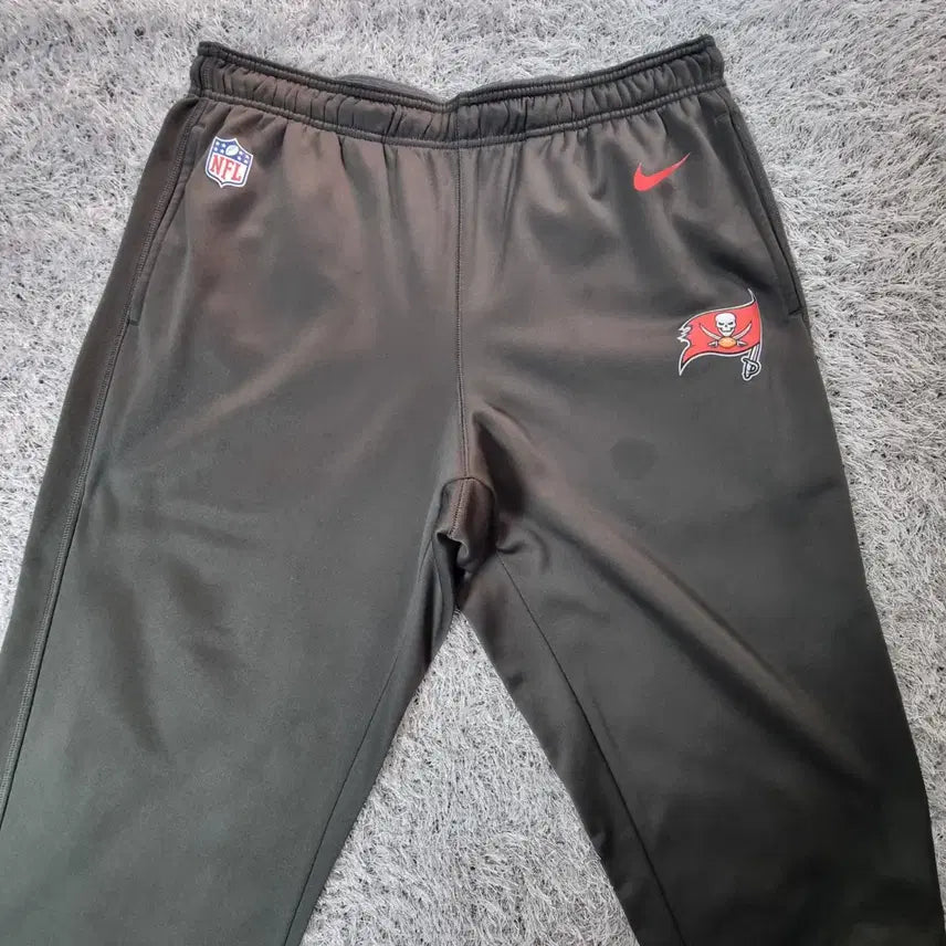 [BUNJANG] Nike Tampa Bay Field Travel Pants XL / 나이키 NFL 바지 온필드 어페럴 탬파베이 필드 트래블 팬츠 써마핏 XL