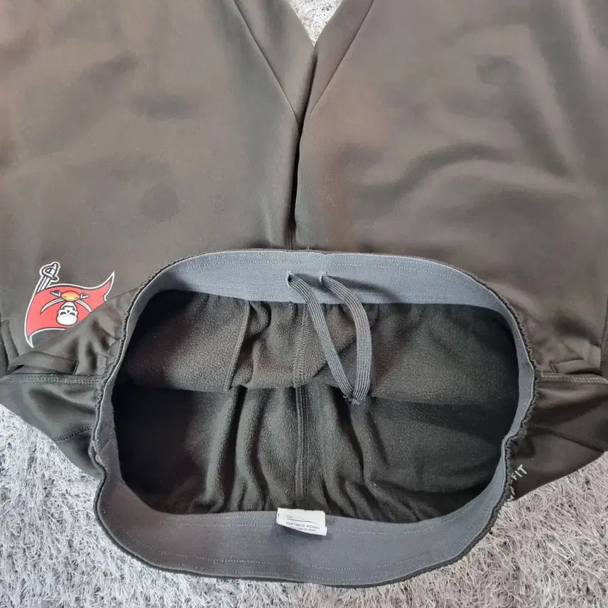 [BUNJANG] Nike Tampa Bay Field Travel Pants XL / 나이키 NFL 바지 온필드 어페럴 탬파베이 필드 트래블 팬츠 써마핏 XL