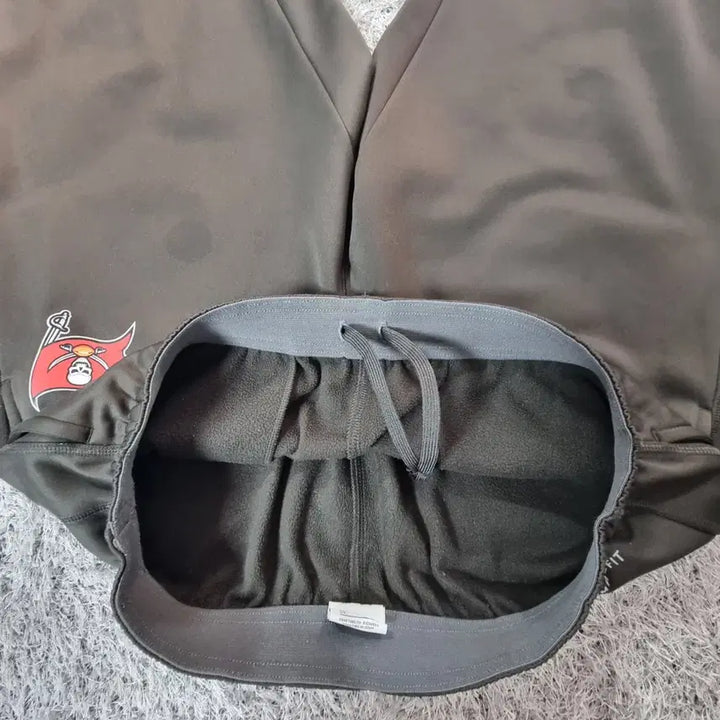 [BUNJANG] Nike Tampa Bay Field Travel Pants XL / 나이키 NFL 바지 온필드 어페럴 탬파베이 필드 트래블 팬츠 써마핏 XL