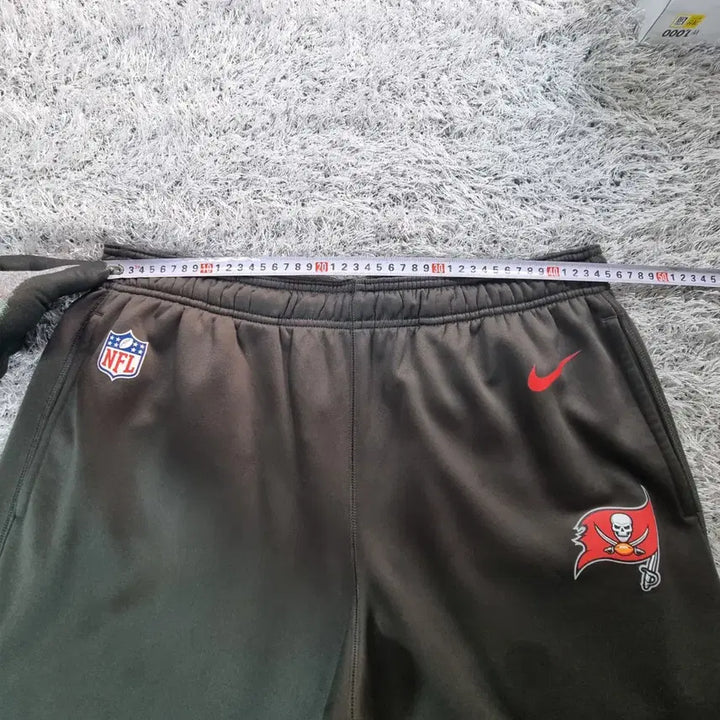 [BUNJANG] Nike Tampa Bay Field Travel Pants XL / 나이키 NFL 바지 온필드 어페럴 탬파베이 필드 트래블 팬츠 써마핏 XL