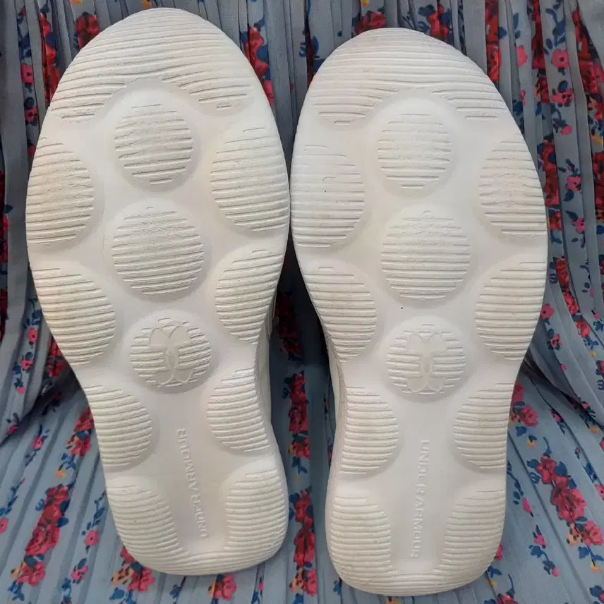 [SOLD OUT] 언더아머 화이트 슬립온 운동화 270mm