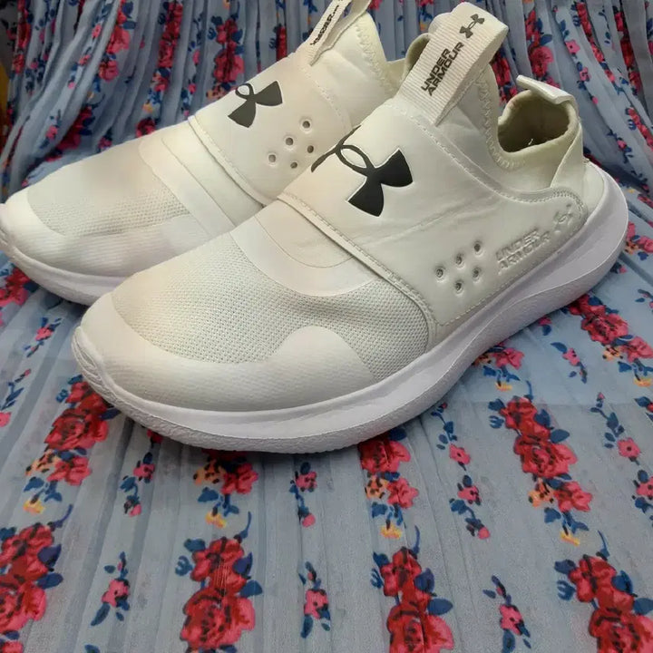 [SOLD OUT] 언더아머 화이트 슬립온 운동화 270mm