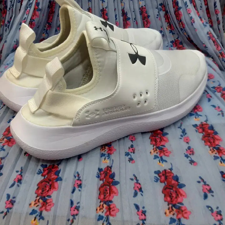 [SOLD OUT] 언더아머 화이트 슬립온 운동화 270mm