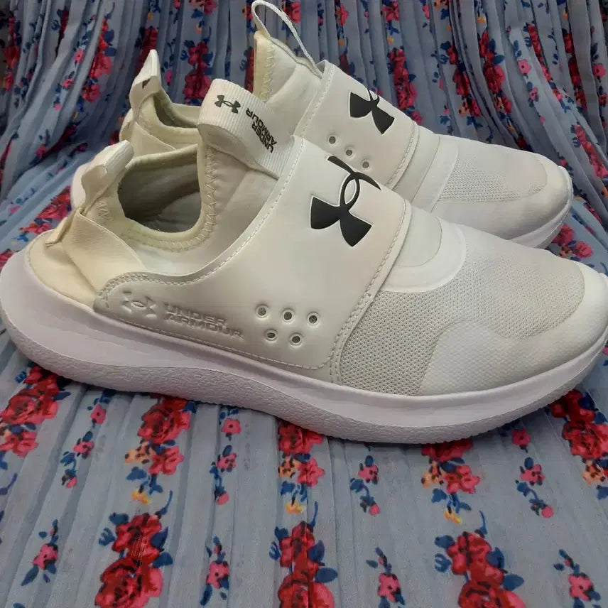 [SOLD OUT] 언더아머 화이트 슬립온 운동화 270mm