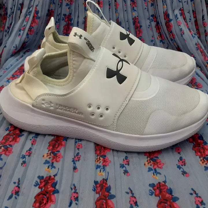 [SOLD OUT] 언더아머 화이트 슬립온 운동화 270mm