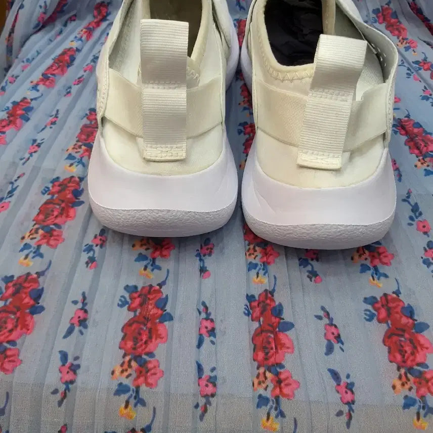 [SOLD OUT] 언더아머 화이트 슬립온 운동화 270mm