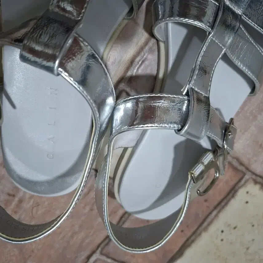 [BUNJANG] Kaelrang Silver Strap Sandals / 꺌랑 샌들