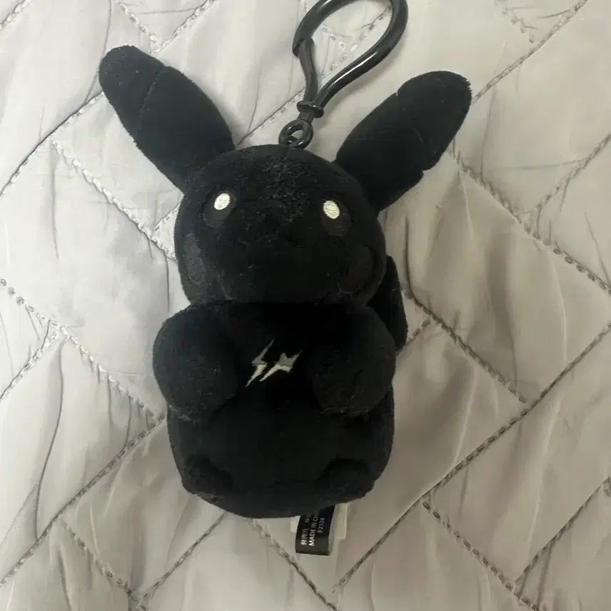 [SOLD OUT] 프라그먼트 x 포켓몬 INN 프로젝트 TBP 마스코트 키링 피카츄 블랙
