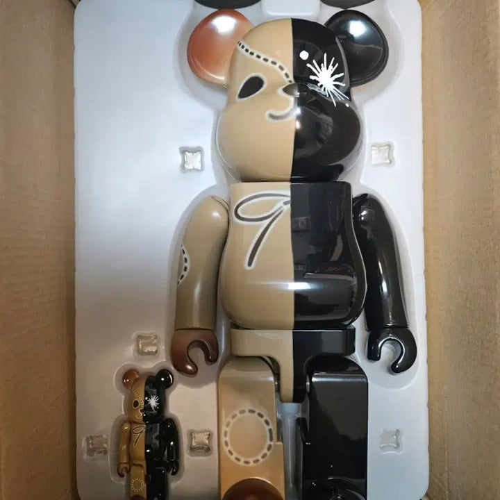 [BUNJANG] Mihara Yasuhiro Bearbrick Black Brown 400% + 100% Figure / 미하라 야스히로 베어브릭 블랙 브라운 400% + 100% 개봉