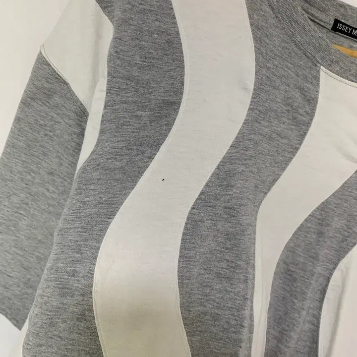 [SOLD OUT] ISSEY MIYAKE MEN 이세이미야케 유니크 스트라이프 반팔 티셔츠