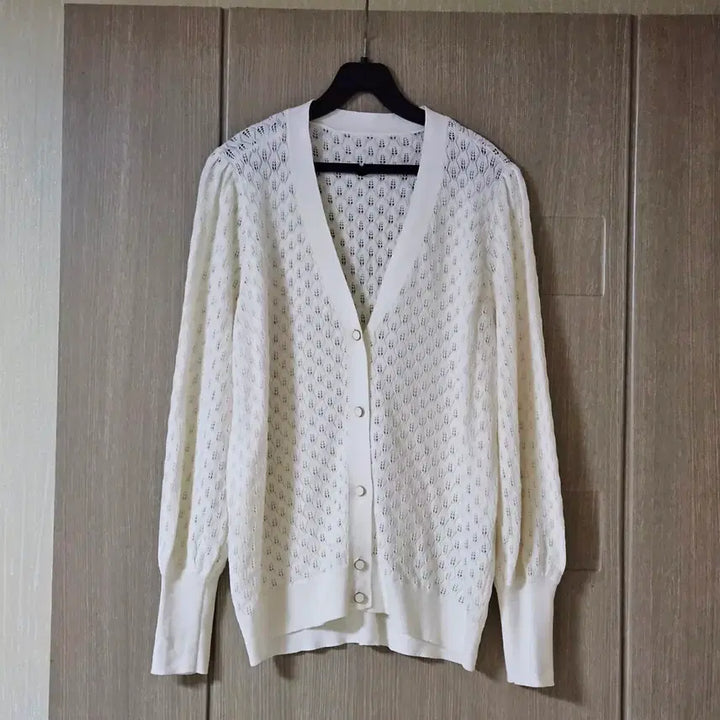 [SOLD OUT] 아이보리 브이넥 펀칭 니트 가디건 L