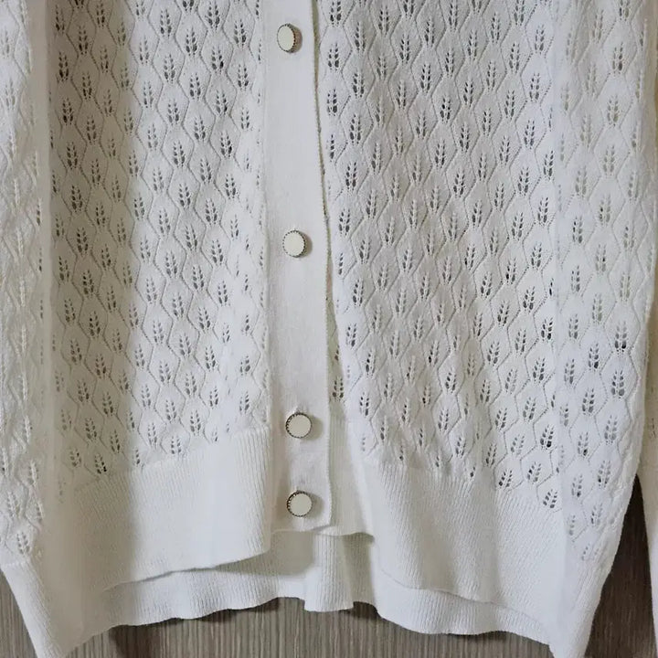 [SOLD OUT] 아이보리 브이넥 펀칭 니트 가디건 L