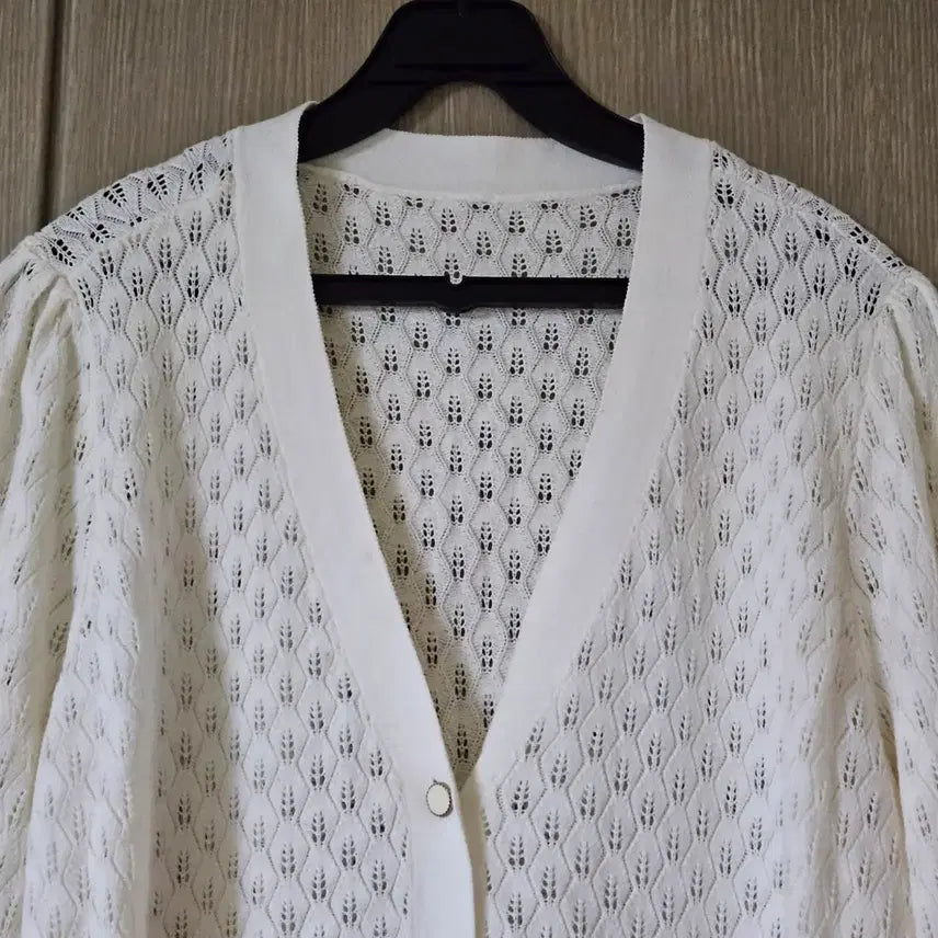 [SOLD OUT] 아이보리 브이넥 펀칭 니트 가디건 L