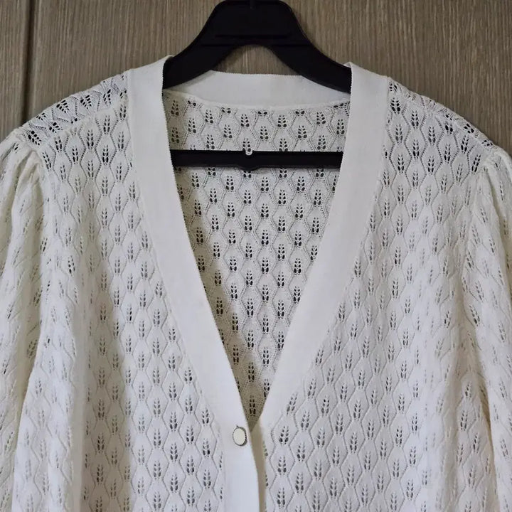 [SOLD OUT] 아이보리 브이넥 펀칭 니트 가디건 L