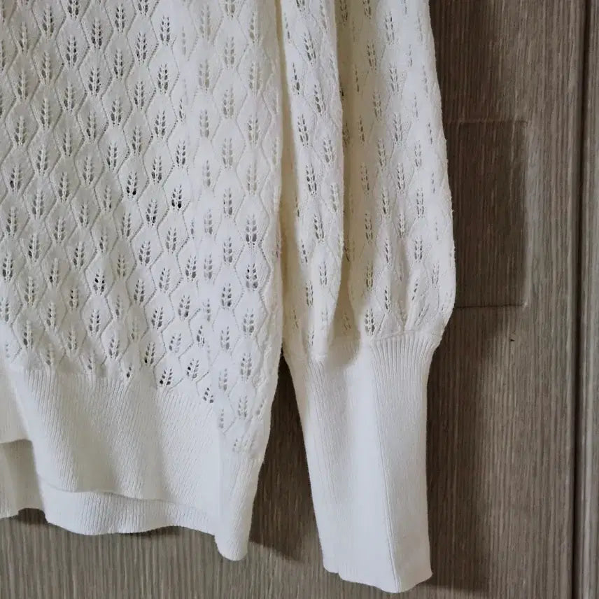 [SOLD OUT] 아이보리 브이넥 펀칭 니트 가디건 L