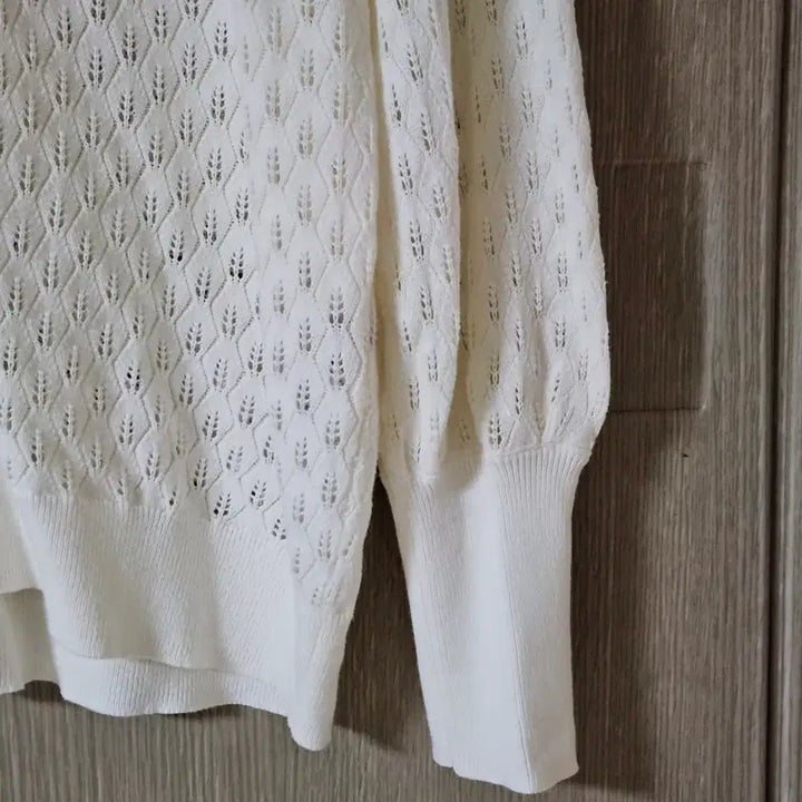 [SOLD OUT] 아이보리 브이넥 펀칭 니트 가디건 L
