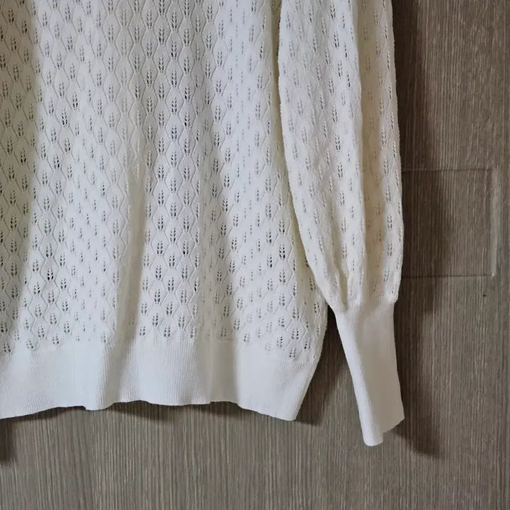 [SOLD OUT] 아이보리 브이넥 펀칭 니트 가디건 L