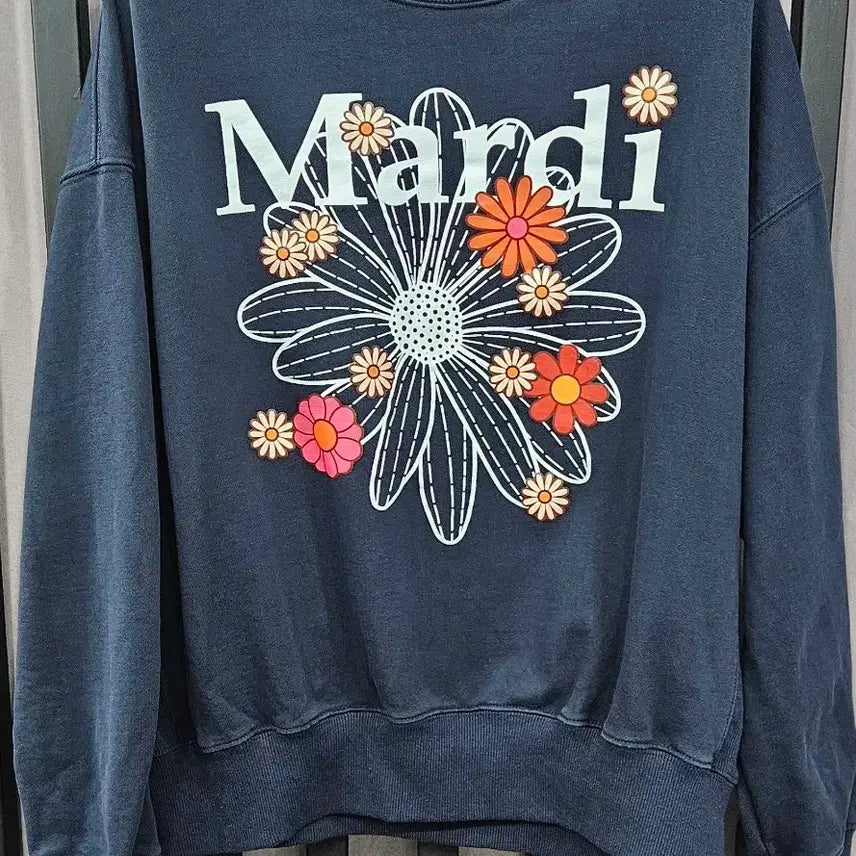 [SOLD OUT] 마르디 메크르디 플라워 네이비 맨투맨 free