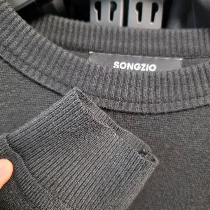 [SOLD OUT] 송지오 24FW 엠브로이드 크루넥 니트