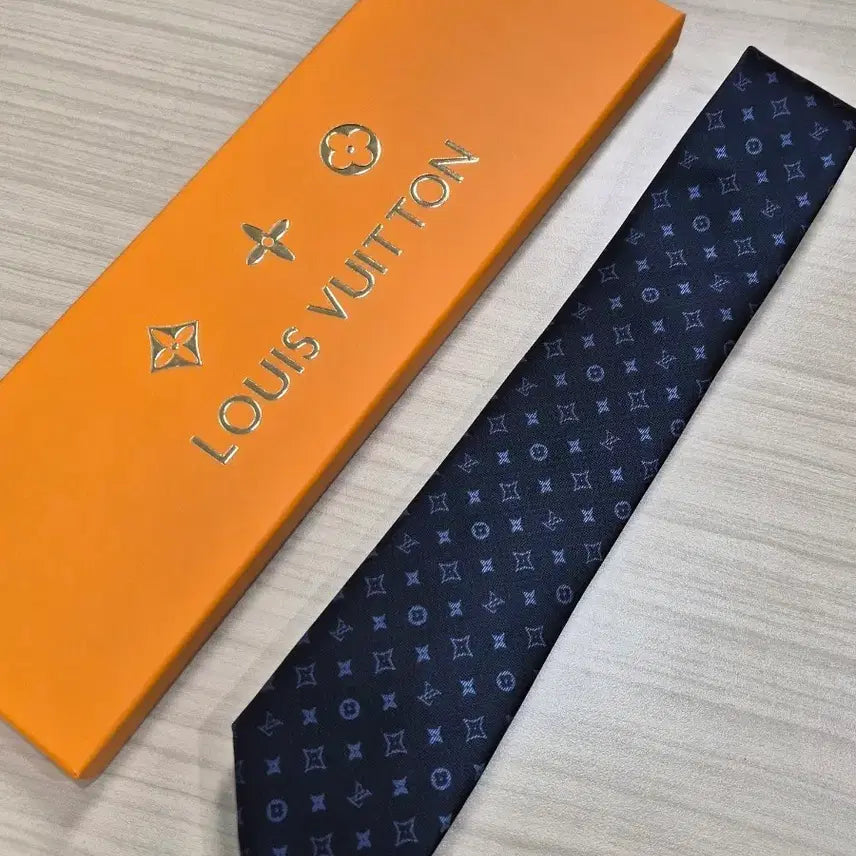 [SOLD OUT] 루이비통 LV 모노그램 실크넥타이(네이비)
