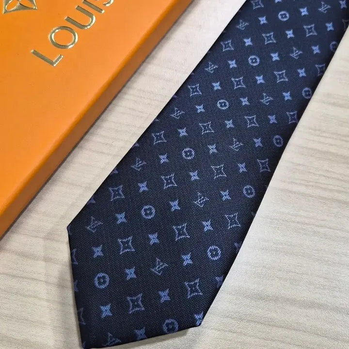 [SOLD OUT] 루이비통 LV 모노그램 실크넥타이(네이비)