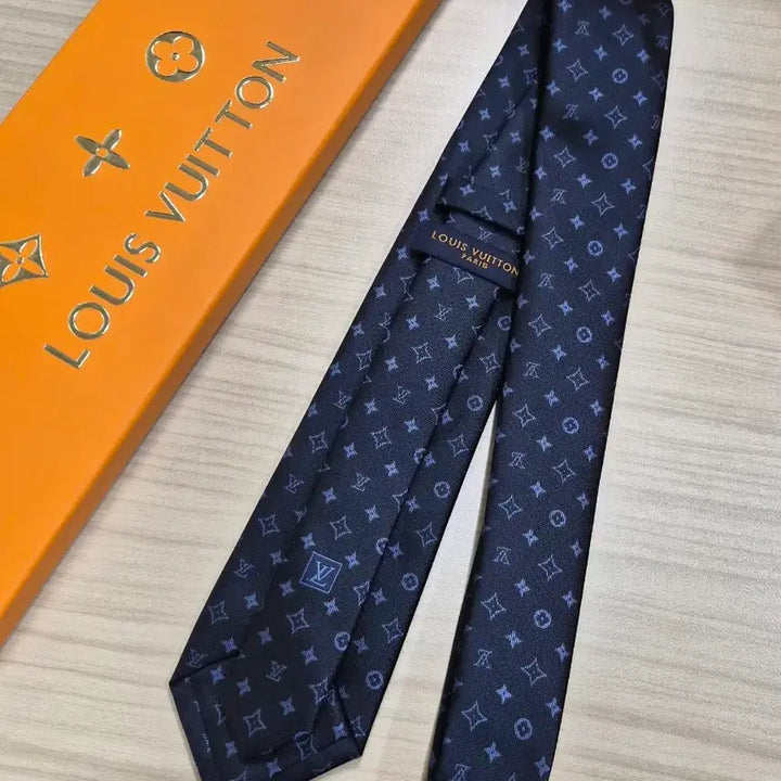 [SOLD OUT] 루이비통 LV 모노그램 실크넥타이(네이비)