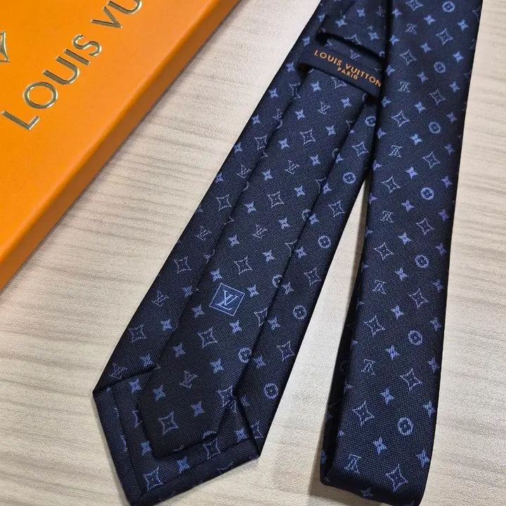 [SOLD OUT] 루이비통 LV 모노그램 실크넥타이(네이비)