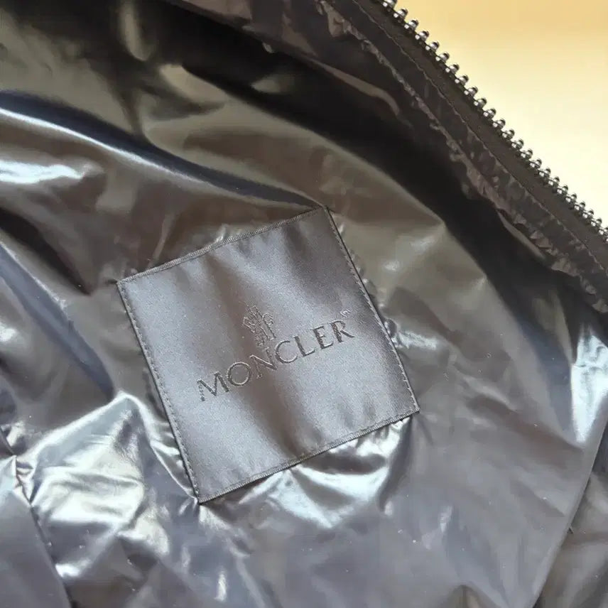 [SOLD OUT] 몽클레어 카시 바람막이