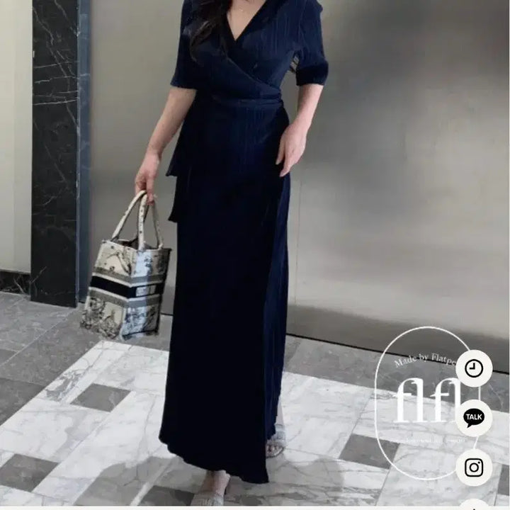 [SOLD OUT] [21% 할인] 플랫퍼 오브 플리츠 랩 롱원피스 네이비