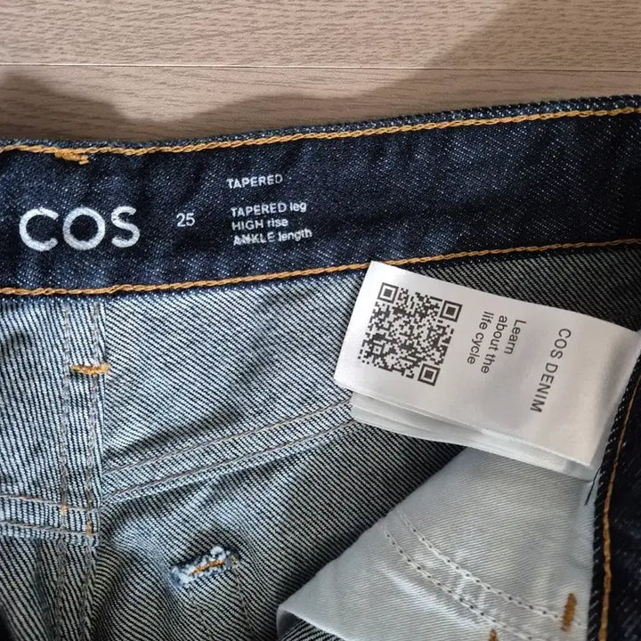 [SOLD OUT] COS 테이퍼드 레그 하이라이즈 데님 팬츠