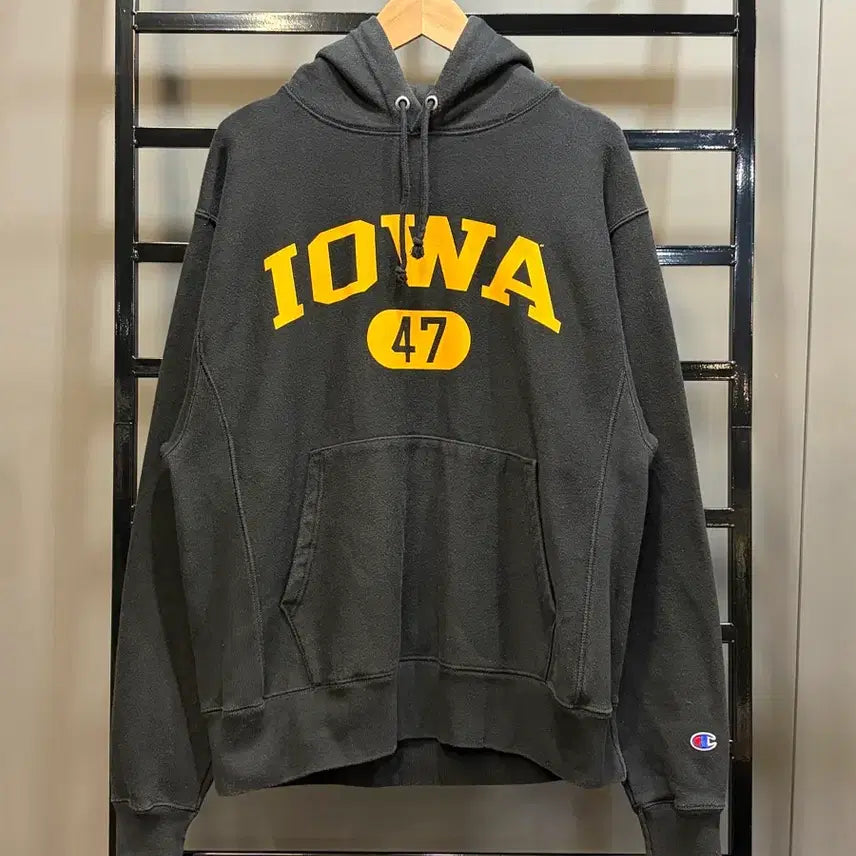 [BUNJANG] Champion Reverse Weave Iowa University Logo Hoodie Black / [XL] 챔피온 리버스위브 IOWA 대학 로고 후드티 블랙 3.9