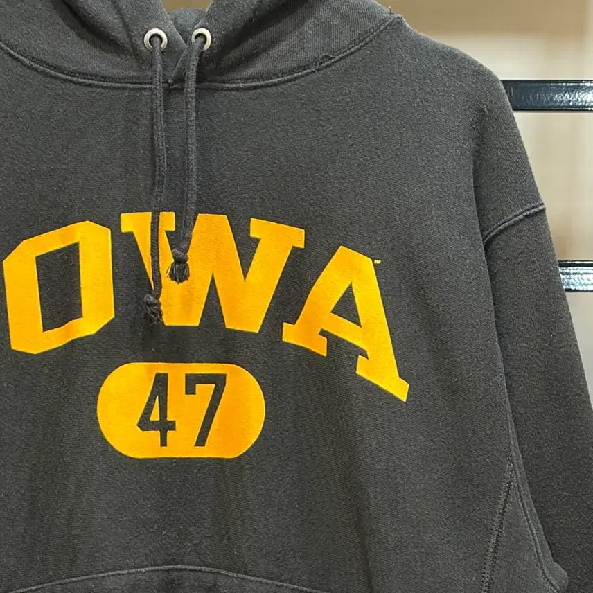 [BUNJANG] Champion Reverse Weave Iowa University Logo Hoodie Black / [XL] 챔피온 리버스위브 IOWA 대학 로고 후드티 블랙 3.9