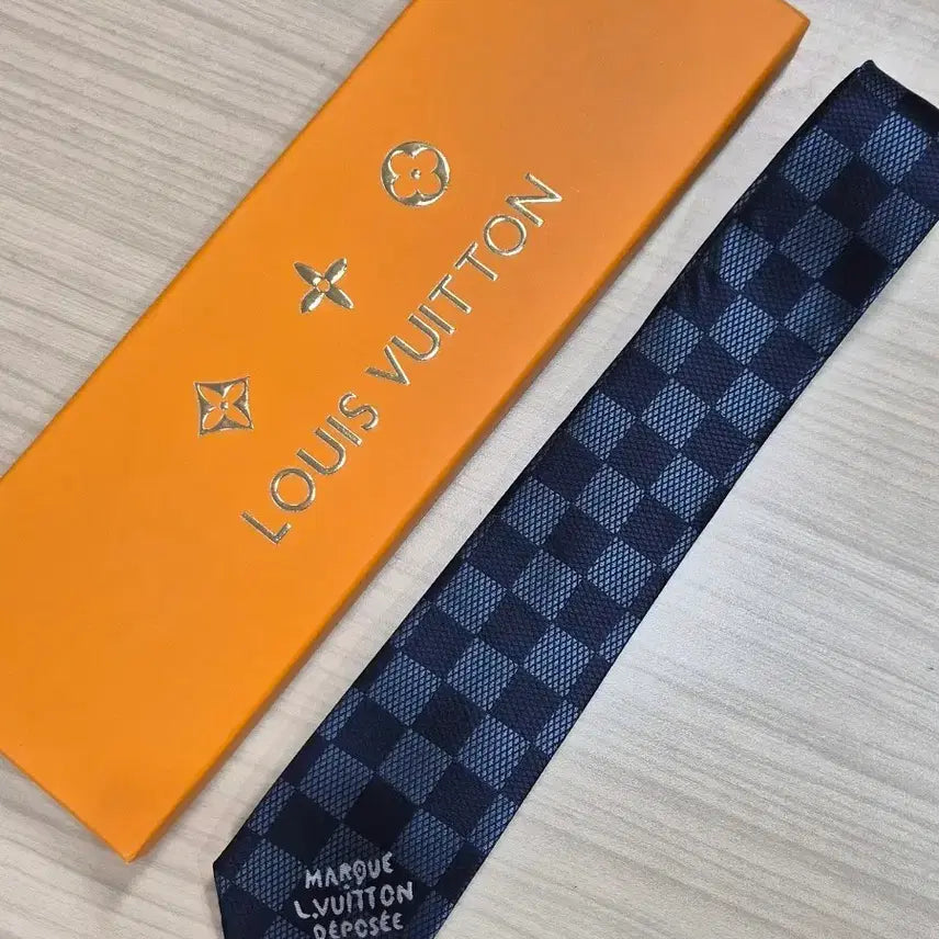 [SOLD OUT] 루이비통 LV 다미에 체크 넥타이(네이비)