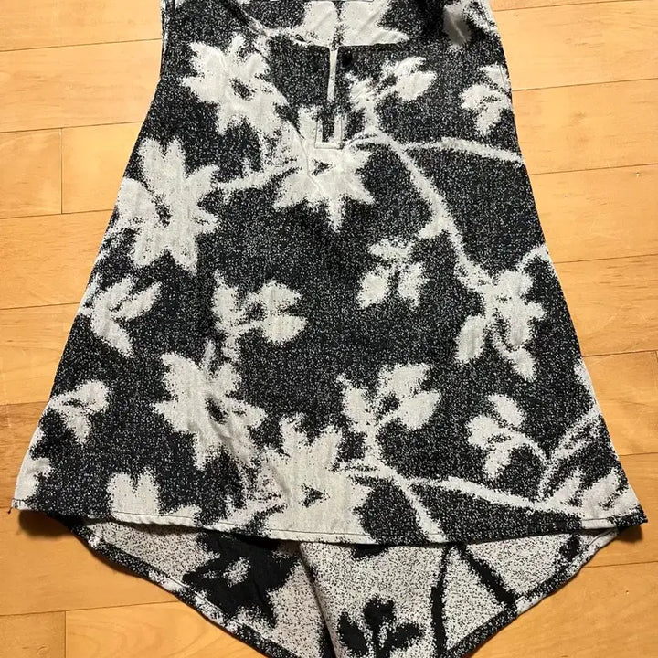 [BUNJANG] Eppinger Flower Jacquard Halter Top / 에핑글러 플라워 자카드 할터 탑 free